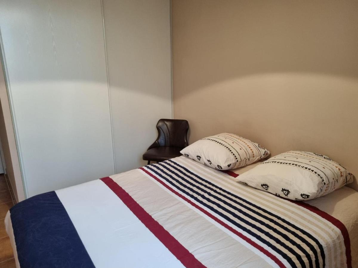 Appartement 1 Chambre Avec Piscine Юзес Экстерьер фото